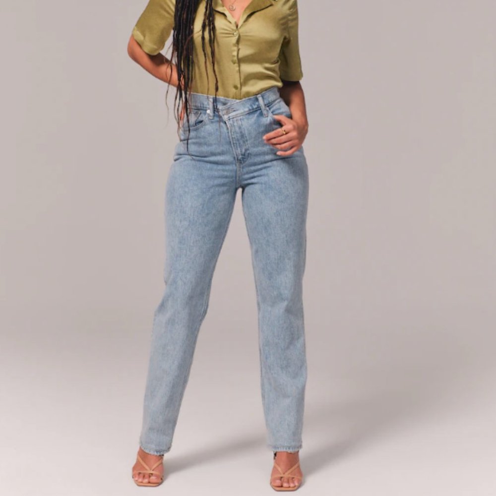 Abercrombie & Fitch Ultra High Rise 90s Straight Jean